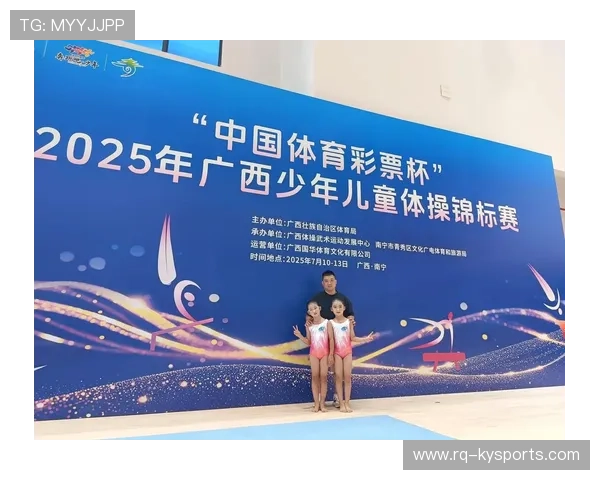 体操俱乐部举办冬季交流会，体操队比赛视频